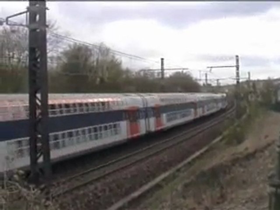 une rame z5600 s'approche de moret