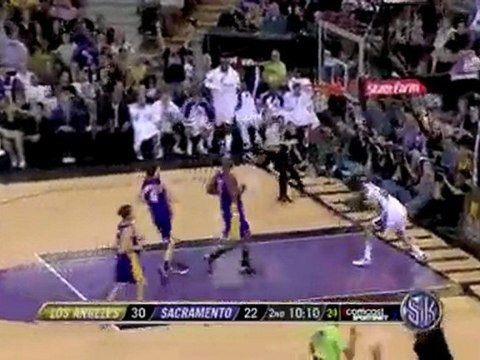 Tyreke Evans finds Omri Casspi with a nice pass and he finis