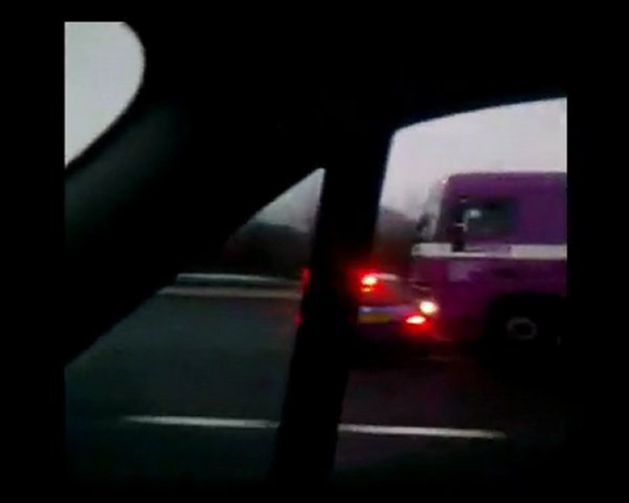 Camion attaque voiture