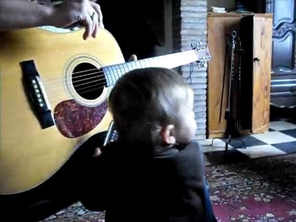 Noam qui joue aux cartes !!!!!