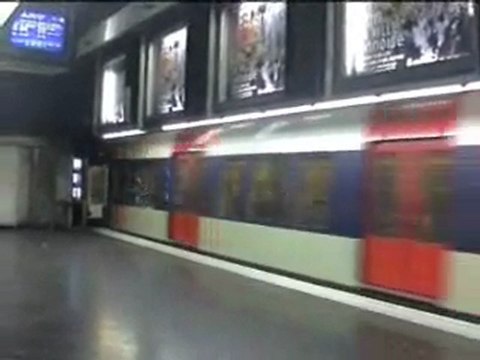 une UM MI84 part de la station charles de Gaulle étoile