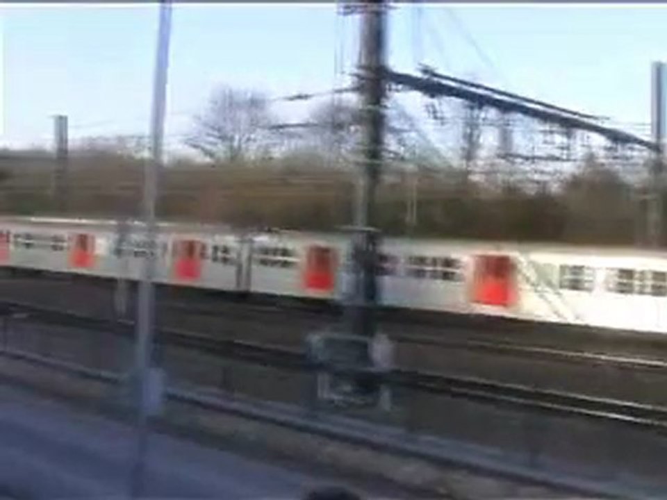 UNE UM Z5300 ARRIVE A MORET