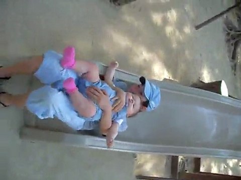 Siena et Esteban font du toboggan