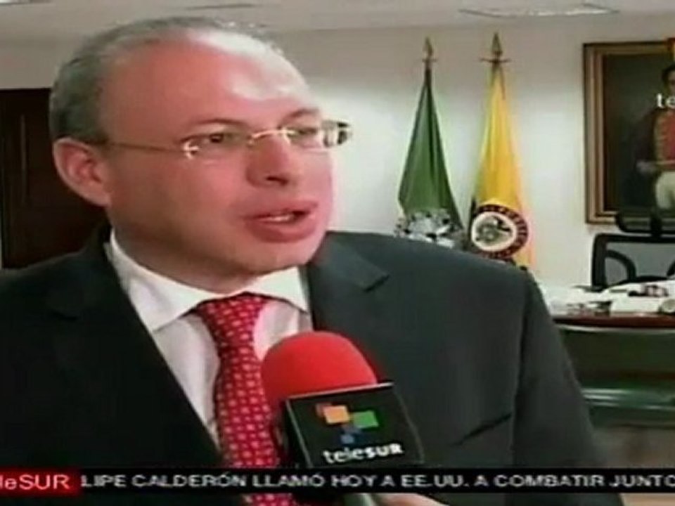 Registrador niega acusaciones de Uribe y denuncia presiones