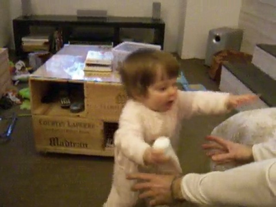 11 mois et demi, 1ers pas