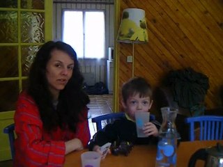 Une maman, son fils et l'eau de Paris