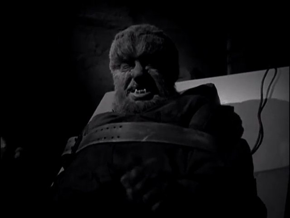 Frankenstein Meets the Wolf Man - Wolf Man Attacks Monster