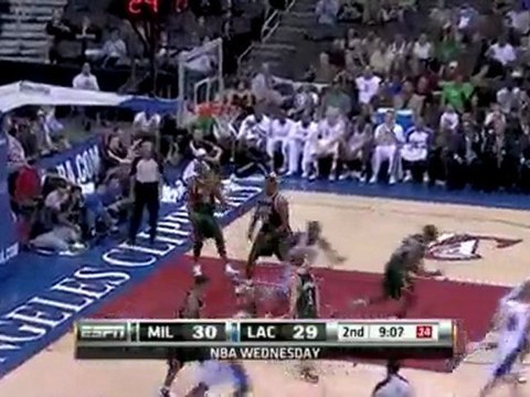 Steve Blake assists Travis Outlaw with an alley-oop pass and