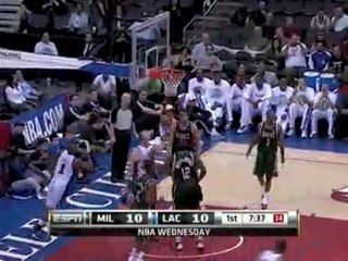 Baron Davis drives the lane and finger rolls the ball in for