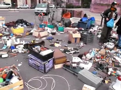 Fabrice fait son marché aux puces, place St Michel BORDEAUX