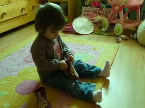 Mars 2010 - Juline essaie de mettre ses chaussons