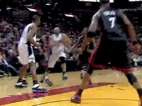 Vince Carter slices through the defense and hits the runner.