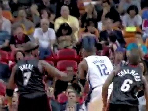 Jermaine O'Neal rises up and gets the block against Dwight H