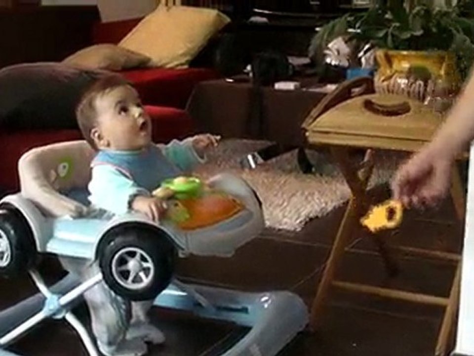 Noah saute dans le trotteur