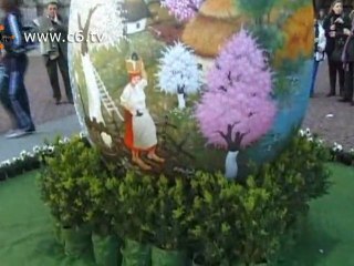 Un grande uovo di pasqua colora Piazza della Scala