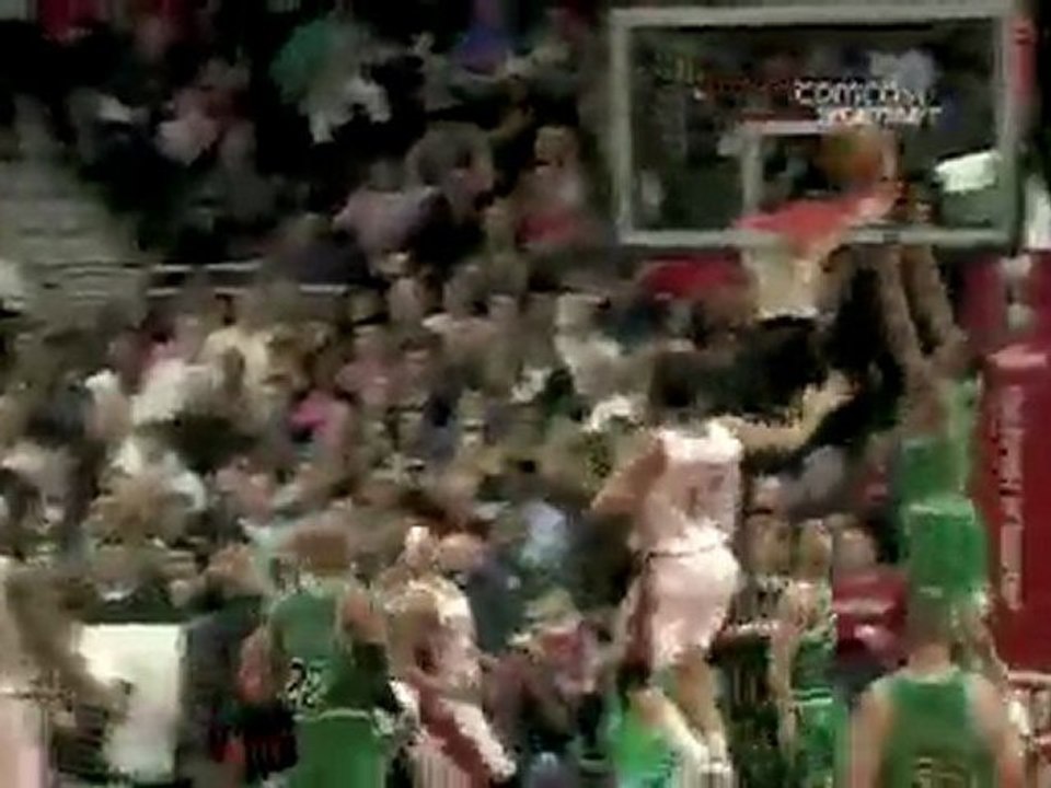 Kirk Hinrich throws the alley-oop and James Johnson tips in