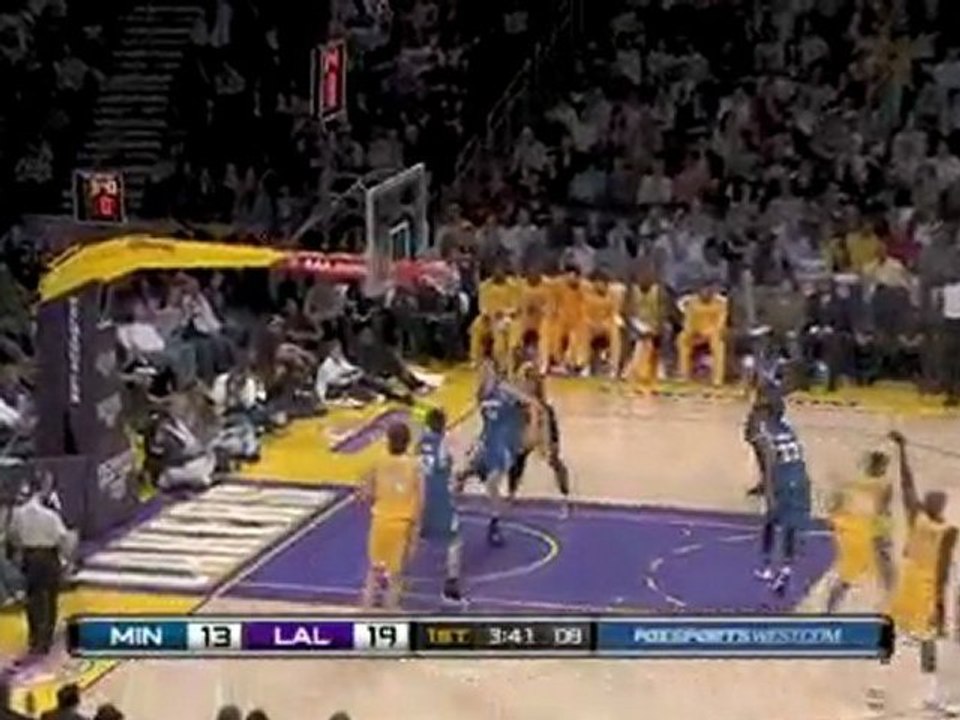 Kobe Bryant goes behind his back to Lamar Odom for the three