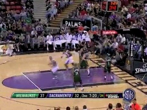 Beno Udrih drives, spins and scores the layup.Beno Udrih dri