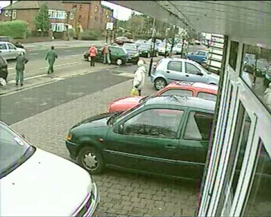 Elle se crash en marche arrière contre deux voitures