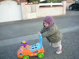 Charlotte fait ses premiers pas