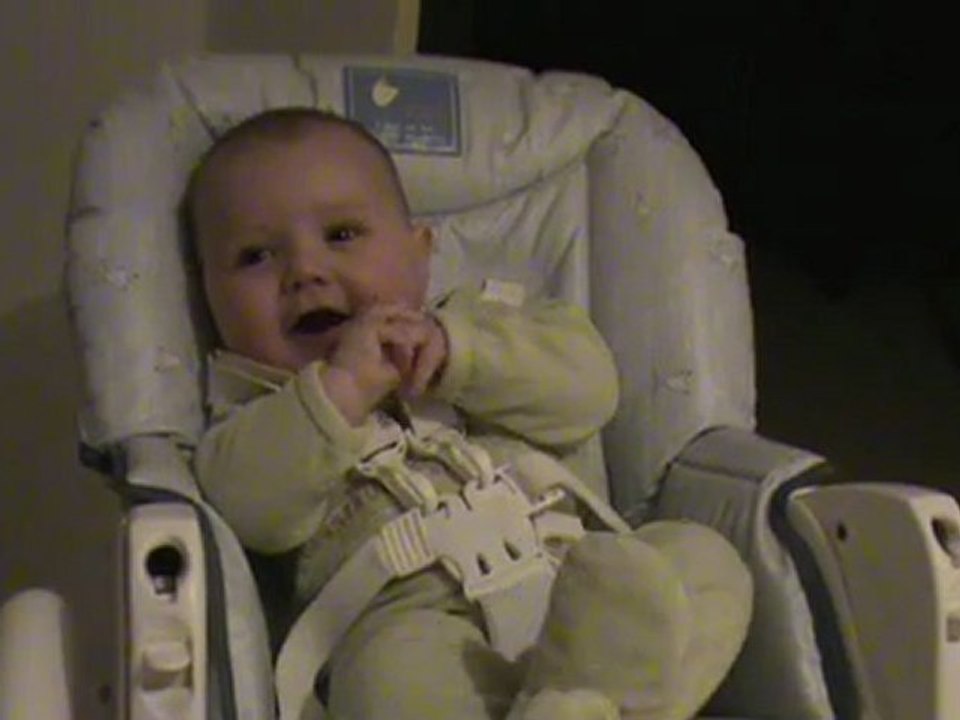 Lucas baragouine sur sa chaise à presque 5 mois (2)