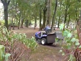 pat qui fait joujou avec son gros tracteur!!!