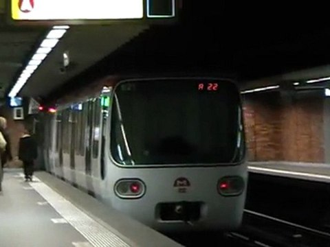 MPL75 : Manoeuvre à la station Perrache sur la ligne A du métro de Lyon
