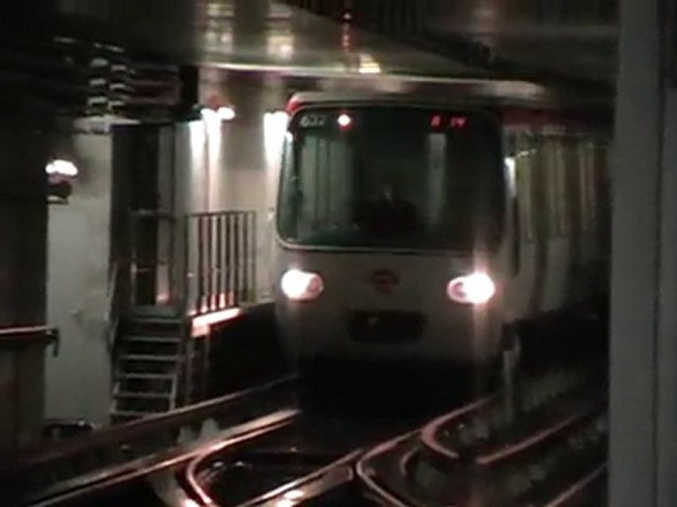 MPL75 : Arrivée sur le quai départ à la station...