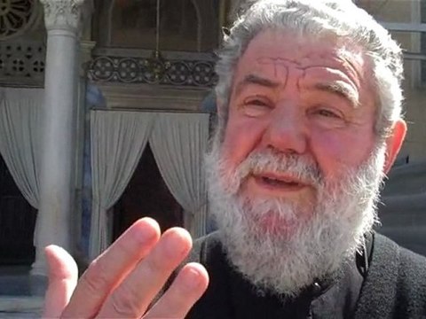 Ο πάτερ Δημήτριος της Μητρόπολης Αθηνών στο cosmo.gr