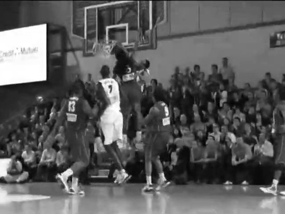 Dunk de Tommy Gunn sur Mickael Gélabale