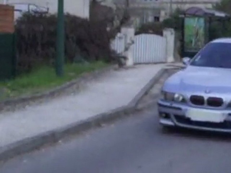 M5 400cv rond point en travers