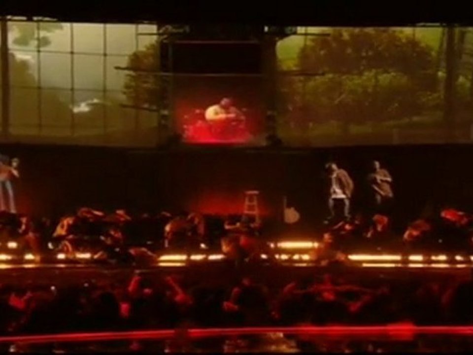 Gorillaz - Feel Good Inc. (Live At The MTV EMA's) (HD)