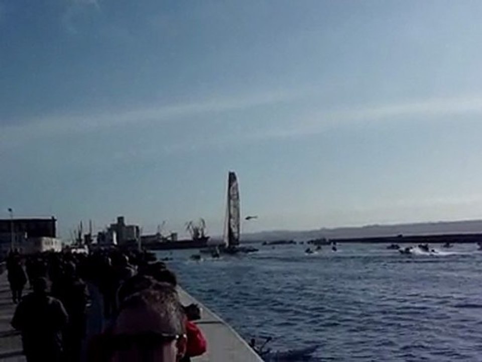 Arrivée Groupamas3/Frank Camas à Brest