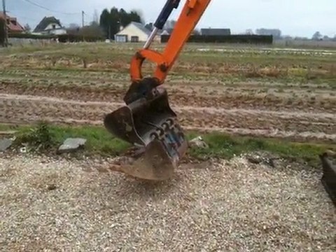 manon conduit la mini pelle