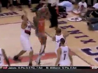 Amar'e Stoudemire drives right by Juwan Howard for the one-h