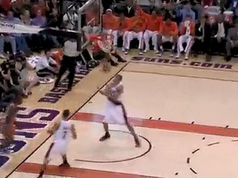 Steve Nash hits Jason Richardson on the break for the revers