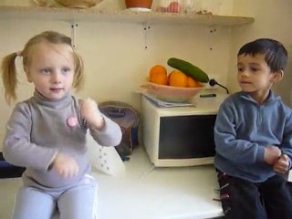 les petits qui danse la comptine du moulin