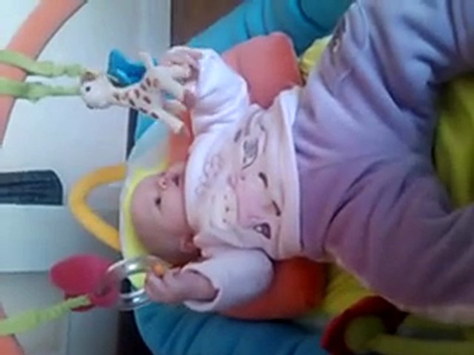 nini sur son tapis d'eveil