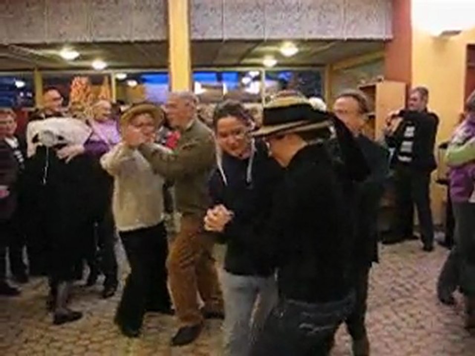 Danse sur une musique très connue jouée par des bretons