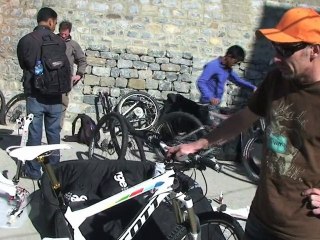 Sam Peridy et son Velo Urge-Nepal