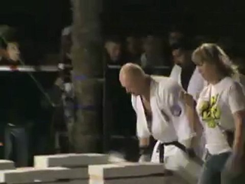 Il casse plusieurs briques avec ses mains