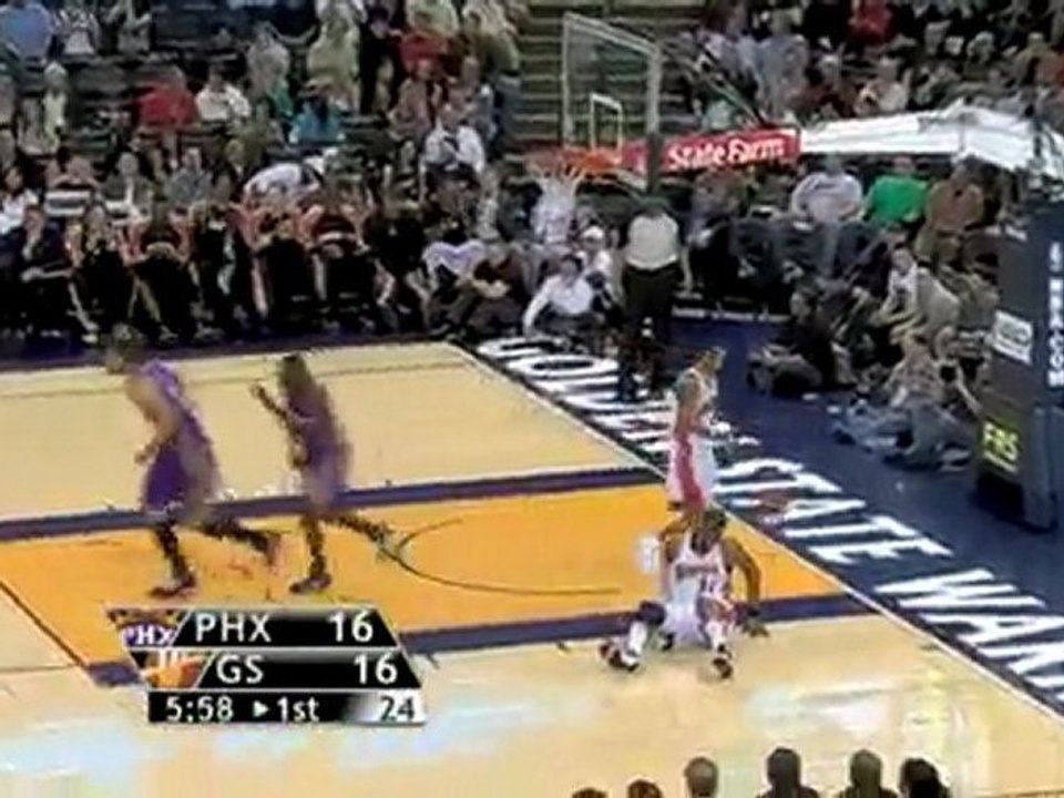 Steve Nash assists Jason Richardson with a long lob feed and