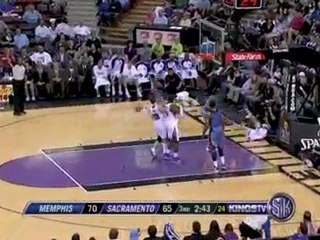 Hasheem Thabeet crushes this dunk against Sacramento.