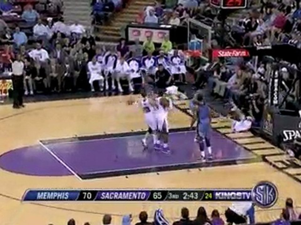 Hasheem Thabeet crushes this dunk against Sacramento.
