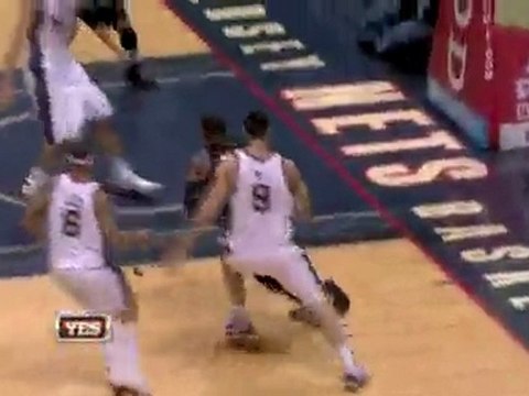Dwyane Wade finds Michael Beasley with a no-look bounce pass