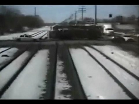 Camion dei pompieri investito dal treno