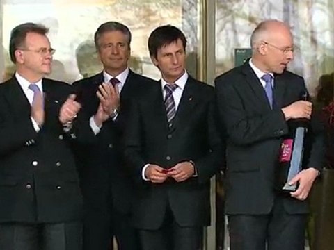 Weingut Lassl überreicht den Sonnberg Cuvée zur Eröffnung