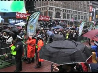 Mary J Blige performs free gig in Times Square