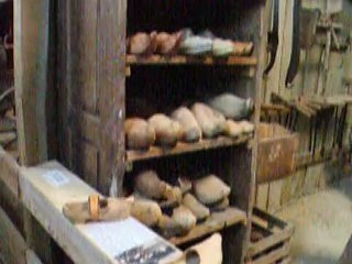 Atelier de sabotier de présentation de sabots