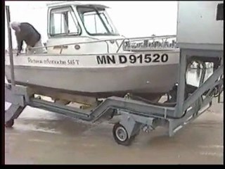 SECOPORT - sortie de l'eau d'un bateau avec l'Ecolev CMB300